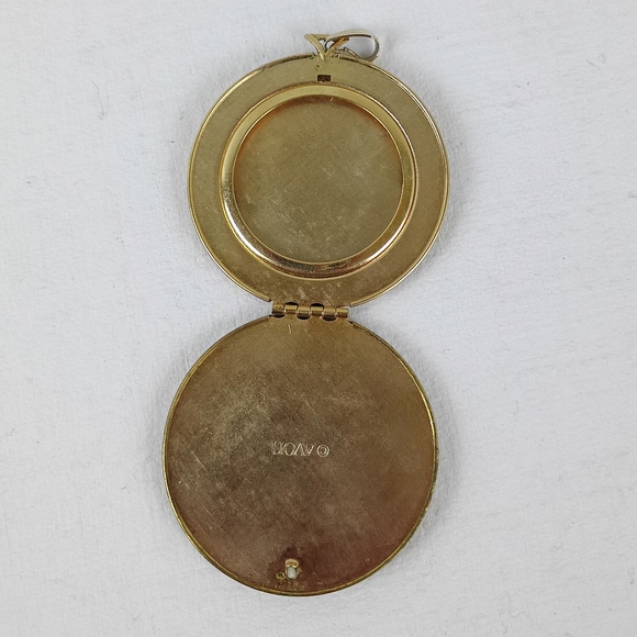 Vtg Avon Needlepoint Roses Petit Point Pendant Locket no chain floral locket. - Picture 5 of 15